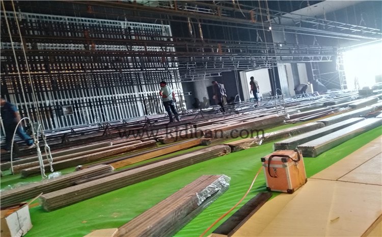 四川省樂山市沙灣區(qū)銅河廣場劇院舞臺實(shí)木運(yùn)動地板案例—凱潔實(shí)木運(yùn)動地板廠家